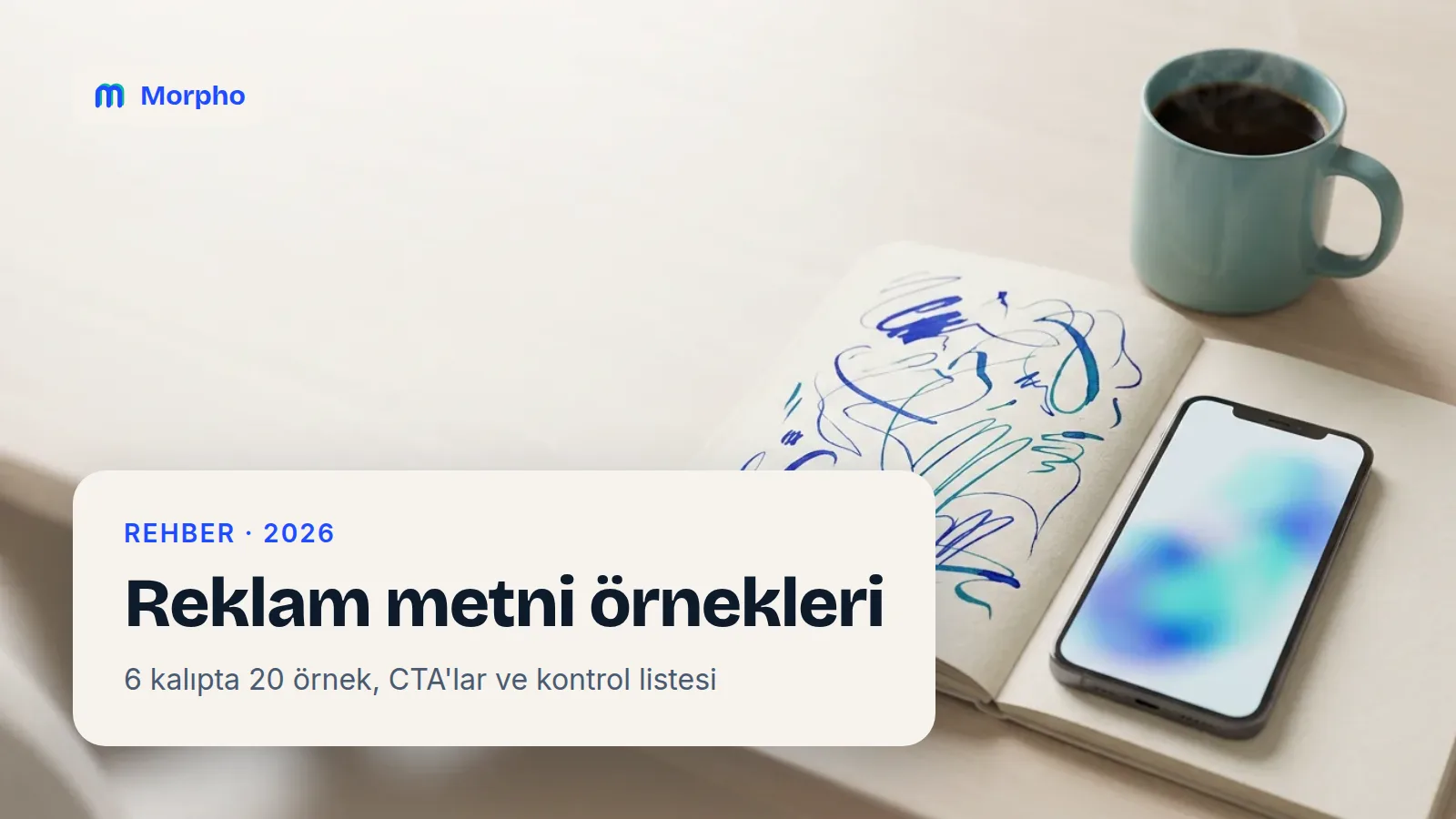 Reklam metni örnekleri: ahşap masada not defterine karalanmış taslaklar, boş ekranlı telefon ve kahve fincanı